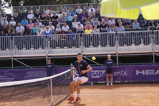 Nähe am Netz geht nicht: Wimbledon-Sieger Andreas Mies.  | Foto: dru