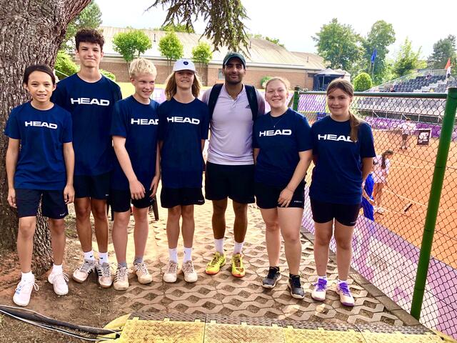 Benjamin Hassan aus Koblenz hat die dritte Runde schon erreicht. Der sympathische Koblenzer gewinnt sein Match auf dem Center Court 6:3, 6:3. Anschließend nahm er sich noch Zeit für ein Gruppenfoto mit den Ballkindern. | Foto: dru