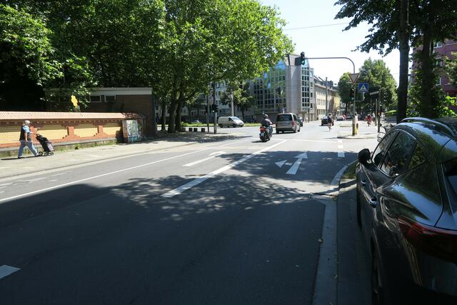 Die Markierungen für Linksabbieger sind bei einem höherem Verkehrsaufkommen nicht zu erkennen.  | Foto: Hermans