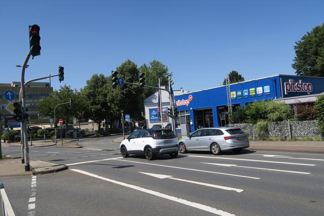 Auch künftig unverzichtbar: Der Rechtsabbieger in die Bahnstraße garantiert laut Verwaltung die Verkehrssicherheit an der Kreuzung.  | Foto: Hermans