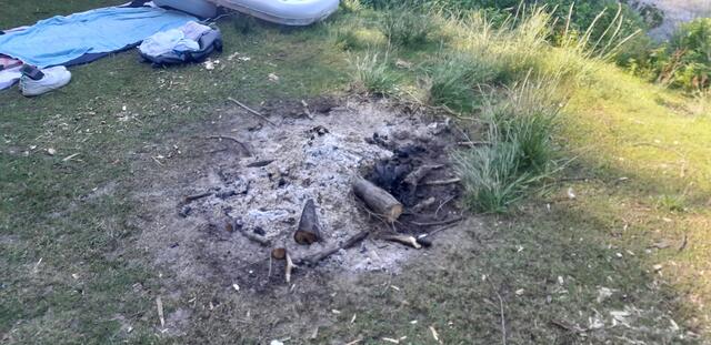 Immer wieder werden am Otto-Maigler-See Feuerstellen zum Grillen gemacht. | Foto: HWSC