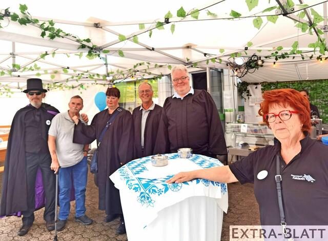 Thomas Mertz als Gefängniswärter, Willi Zinner als Paias, Andrea Meister als Richterin, Norbert Schlemminger als Verteidiger, Dirk Witte als Staatsanwalt und die Vorsitzende der Bürgergemeinschaft Rita Schubert (von links).

 | Foto: Heike Fries