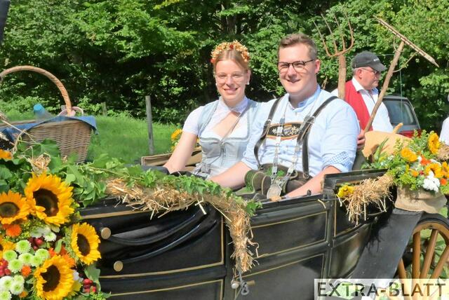 Das diesjährige Erntepaar Katharina Häusler und Jakob Schellen strahlte mit der Sonne um die Wette und wurde von den Zuschauern am Zugweg bejubelt. | Foto: Herkenrath