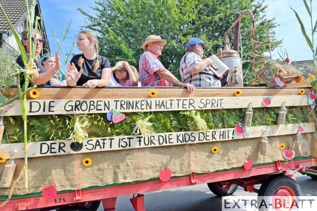 Der Korn in den Flaschen des MGV „Eintracht“ Halft braucht noch einige Verarbeitungsschritte bis zum flüssigen Produkt. Der Apfelsaft für die Kinder ist bereits trinkfertig. | Foto: Herkenrath