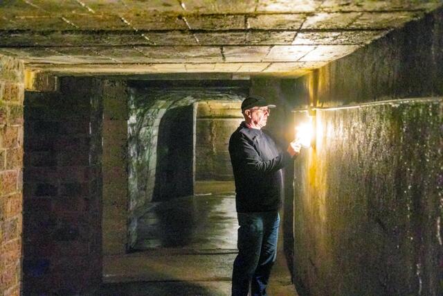 Geheimnisse im Berg: Unter anderem Thorsten Hardebeck führte durch die verzweigte Anlage des Luftstollen Hoffnungsthal. Foto: Axel König