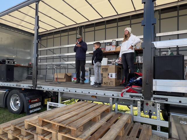 Bei der Verlosung; Am Mikrofon Thomas Eicker | Foto: Wilfried Storb