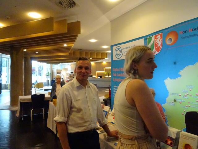 Bruder Bonifacius und Marie, fleißige Helfer am Infostand der LLH | Foto: Bildrechte: Stefania Herod