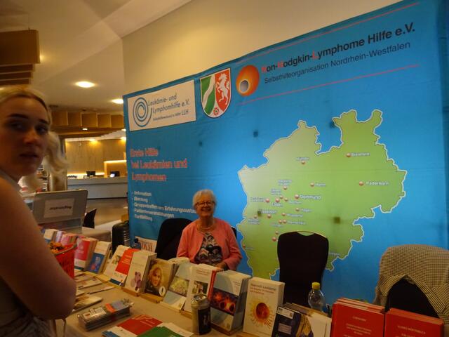 Am Infostand der Leukämie- und Lymphomhilfe e.V., Christel Enders und Marie | Foto: Bildrechte: Stefania Herod