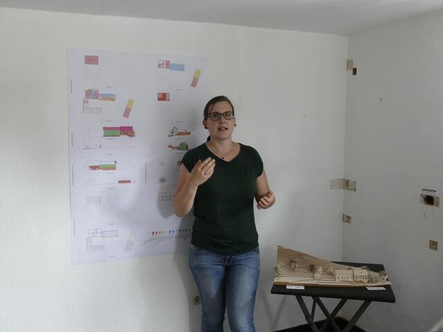 Kurzweilig und engagiert berichtete eine Masterstudentin von den Ergebnissen ihrer Untersuchungen am Bergischen Hof. Foto: Ute Roggendorf