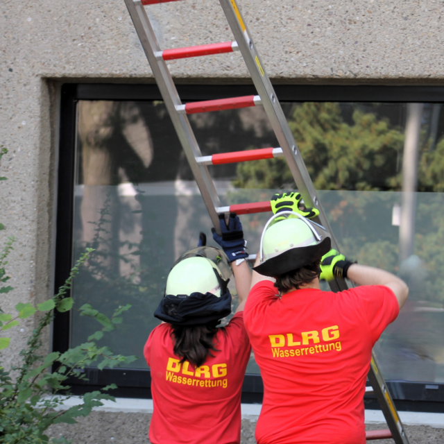 sicheres Anleitern an einem Gebäude | Foto: D. Fischer