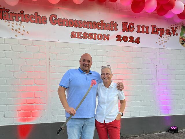 Christa Schwarz gratulierte dem Hahnenkönig Jochen Dickopp. | Foto: KG 111 Erp