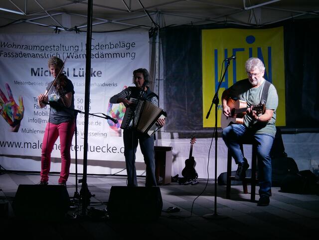Wieder andere Musikfacetten brachte die Liedermacherei Heimpel ein mit einer spannenden und berührenden Mischung aus zumeist eigenen Chansons, Folk und Balladen.  | Foto: Anita Brandtstäter