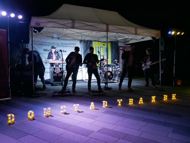 Und der letzte Act an einem langen Konzertabend war die Domstadtbande, eine kölsche Mundart-Band, die durch die sympathische und authentische Art der Musiker schon im letzten Jahr bei den Wesselinger Lichtern begeisterte.  | Foto: Anita Brandtstäter
