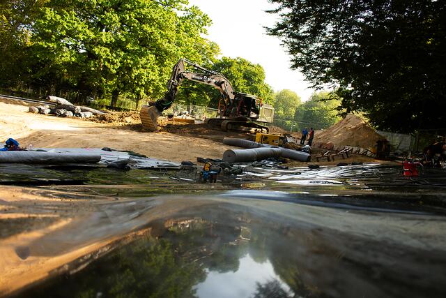 Die Arbeiten am Weiher sind so weit fortgeschritten, dass er nun wieder mit Wasser befüllt wird. | Foto: StEB Köln