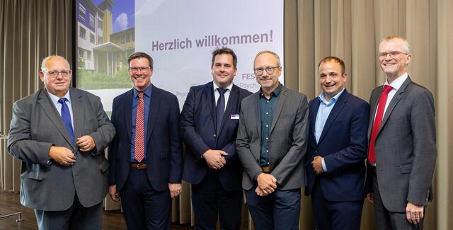 Aufsichtsratsvorsitzender Norbert Lenke (v.l.), Landrat Stephan Santelmann, EVK-Geschäftsführer Sebastian Haeger, Chefarzt PD Dr. med. Fritz-Georg Lehnhardt, Landtagsabgeordneter Martin Lucke und Bergisch Gladbachs Bürgermeister Frank Stein. Foto: Susanne Prothmann