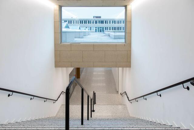 Der Mittelbau bietet moderne Architektur und befindet sich zwischen Gymnasium und Gesamtschule. Foto: Axel König