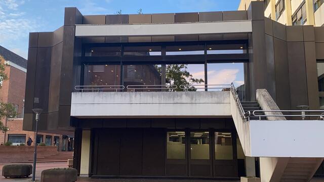 Im Sitzungssaal konnten ausgewählte Bürger 30 Minuten ihre Fragen und Anregungen austauschen. Die Politiker ließen sich nicht beeinflussen und stimmten für die Flüchtlingsunterkunft mit 300 Geflüchtete auf dem Gelände der Baumschule für die nächsten 10 Jahre 