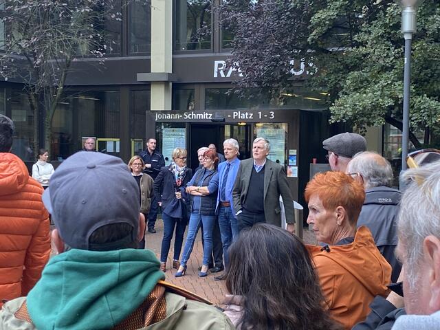 In aufgeheizter Atmosphäre kamen einige Politiker heraus und standen „eiskalt und starr“ den Bürger gegenüber, ohne zu diskutieren 