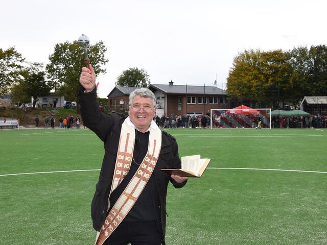 Pastor Hans-Peter Kippels segnete den neuen Kunstrasenplatz. | Foto: Volker Düster