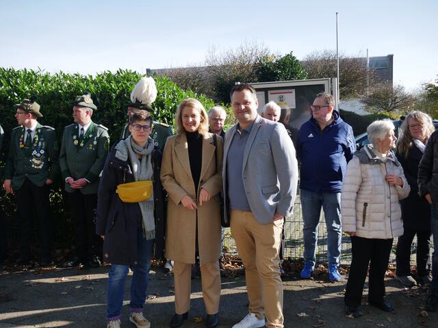v.l. Stadtarchivarin Sarah Zeppenfeld, Bürgermeisterin Anne Loth und Christian Berger (MdL) | Foto: Wilfried Storb