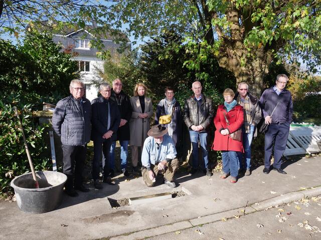 Arbeitskreis NS-Opfer mit Bürgermeisterin Loth und Künstler Demnig | Foto: Wilfried Storb