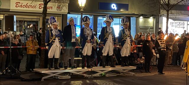 Für ihren frischgebackenen Ehrenpräsidenten Ferdi Büchel (Mitte), der die Zeremonie - flankiert von Senatspräsident Michael Schröder, Bürgermeister Stefan Rosemann, Funkenpräsident Peter Stangier und Kommandeur Oliver Böckem (v.ln.r.) - ergriffen verfolgte und genoss, führten die Funken als Überraschungsgeschenk ihren “Großen karnevalistischen Zapfenstreich” durch. | Foto: Foto: S. Laufer/Funken