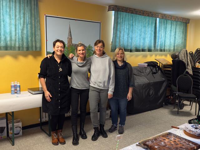 Ein Teil des "Kuchen- und Waffelteams" | Foto: Wilfried Storb