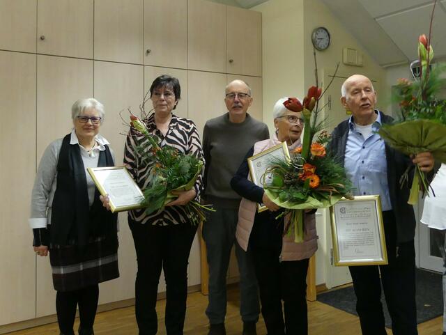 Für viele Jahre Sängertätigkeit wurden die Jubilare (von links) Karin Schmitz, Rita Heimann, Marlene und Klaus Schmitz geehrt. Ulrich Röttig (Mitte) wurde nach 44 Jahren verabschiedet. | Foto: Kirchenchor Cäcilia