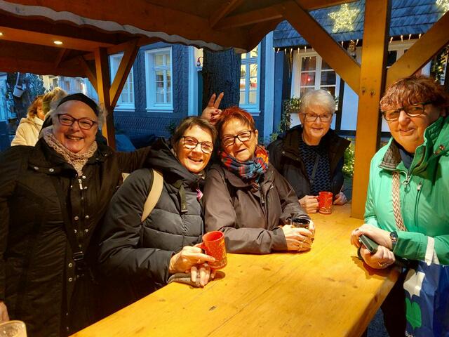 Sängerin Pera Voosen, Schatzmeisterin Elke Linden, Sängerin Anna-Maria Firmenich-Weiß, Pressereferentin Angelika Grosch und Notenarchivarin Petra Thomas Kelsch | Foto: privat