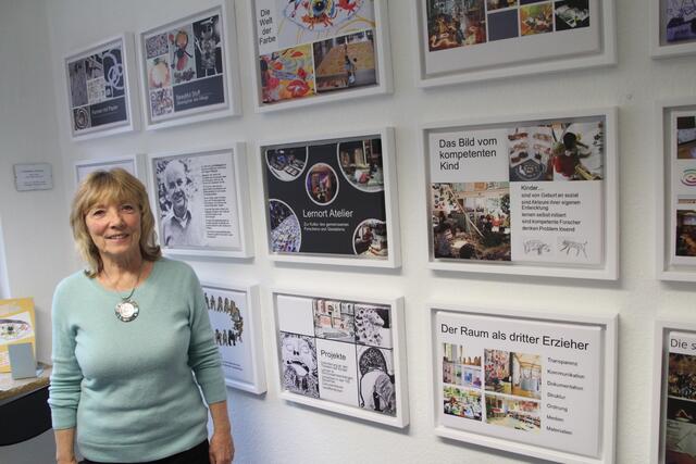 Ulla Forster, Freie Bildungsreferentin,  hat im Kindergarten-Museum den neuen Ausstellungsbereich zur Reggio-Pädagogik eingerichtet. Foto: Flick