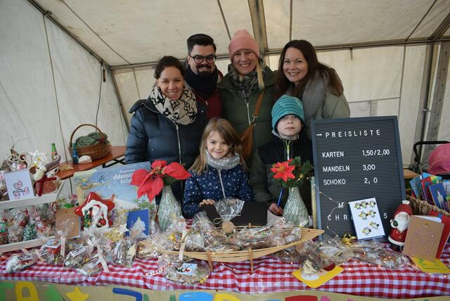 Auch der Kindergarten Zwergenhöhle beteiligte sich mit Selbstproduziertem, darunter etwa leckere Mandeln und kreativ gestaltete Weihnachtskarten. Foto: Hoeck