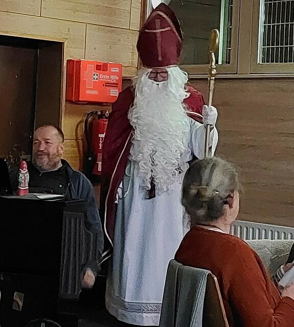 Auch der Nikolaus - hier mit Chorleiter und Dirigent Markus Wolters mag Musik | Foto: Foto: Erwin Höller 