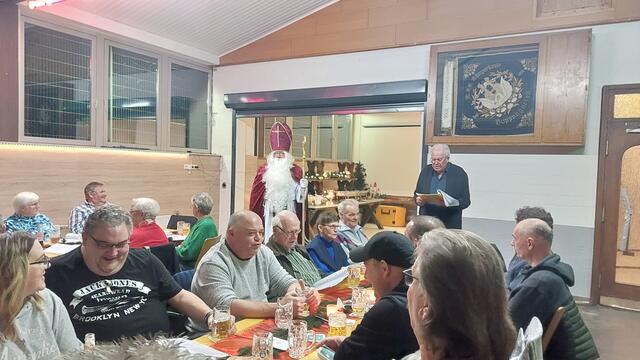 Der Nikolaus verbreitete bei seinem Überraschungsbesuch im Bürgerhaus weihnachtliche Stimmung. Er dankte allen Ehrenamtlern im Verein. | Foto: Foto: Erwin Höller 