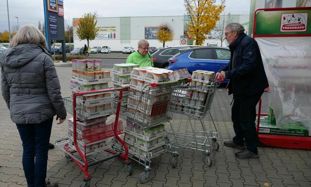 14.11.2024, Aufteilung von Spenden will geübt sein. | Foto: Heinz Könen