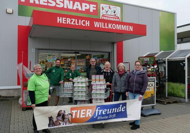 14.11.2024, vor der Fressnapf-Klinger Filiale Brühl: Simone Bergheim, Igelhilfe Erftstadt (re.), Brigitte Jakobs, Igelhilfe Eschweiler-Bohl, Herr Pätz (4. v. re.), stellv. für Susanne Giesen-Pätz, Igelhilfe Wesseling | Foto: privat