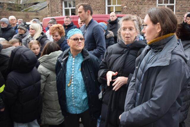 Dr. Deborah Williger (l.) gehört zu den wenigen jüdischen Familien, die heute noch in Erftstadt leben - sie tauschte sich mit Laura Lark (r.) und einer der Initiatorinnen der Aktion, Bettina Tanneberger (M.) aus.