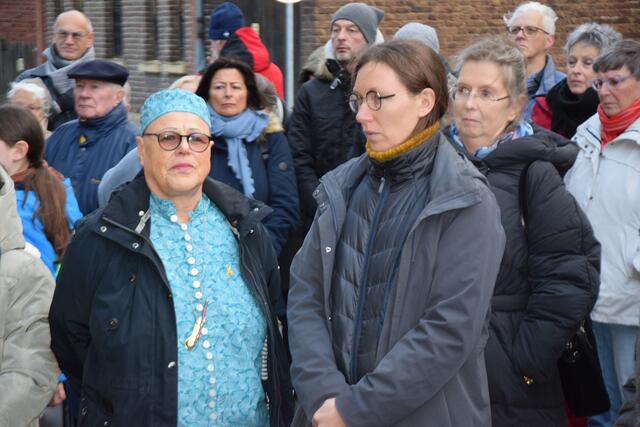 Dr. Deborah Williger (l.) gehört zu den wenigen jüdischen Familien, die heute noch in Erftstadt leben - sie tauschte sich mit Laura Lark (M.) und einer der Initiatorinnen der Aktion, Bettina Tanneberger (r.) aus.