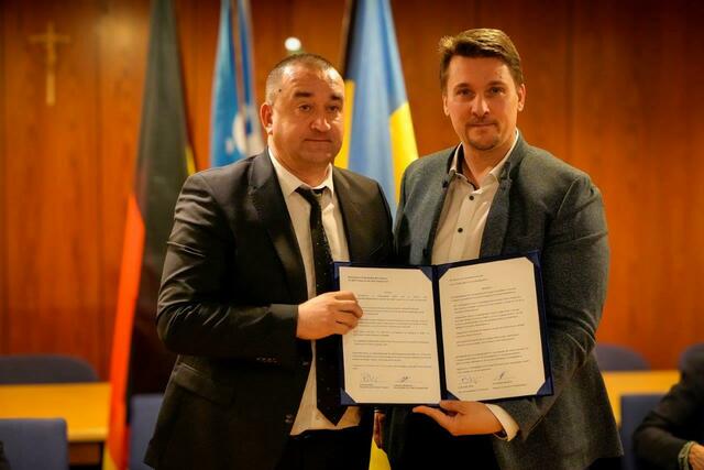 Bürgermeister Volodymir Matseliukh und Bürgermeister Alexander Biber mit dem unterzeichneten Vertrag. | Foto: Stadt Troisdorf