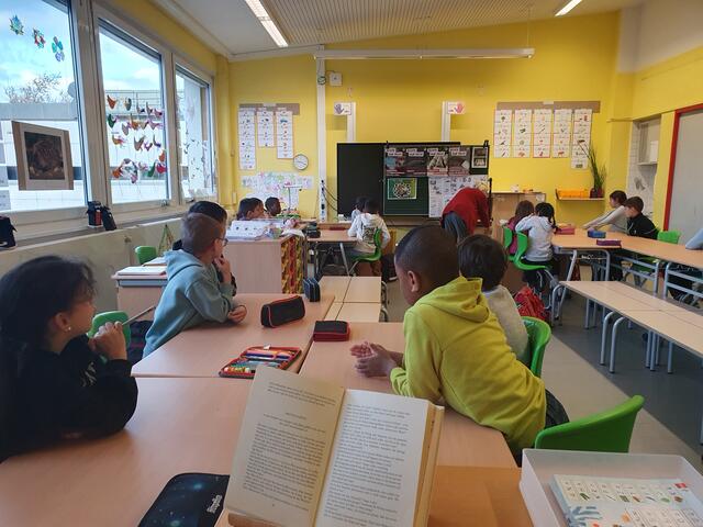 Aufmerksam und interessiert. Schülerinnen und Schüler der 2. Jahrgangsstufe der GGS Johannes Gutenberg, Wesseling | Foto: Renate Könen