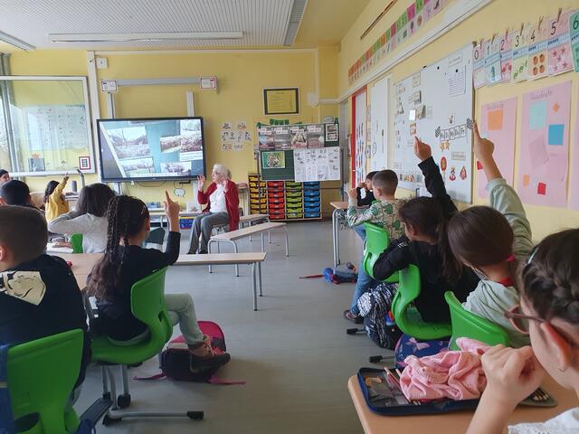 Karin Oehl in ihrem Element. - Kids machen begeistert mit. | Foto: Renate Könen