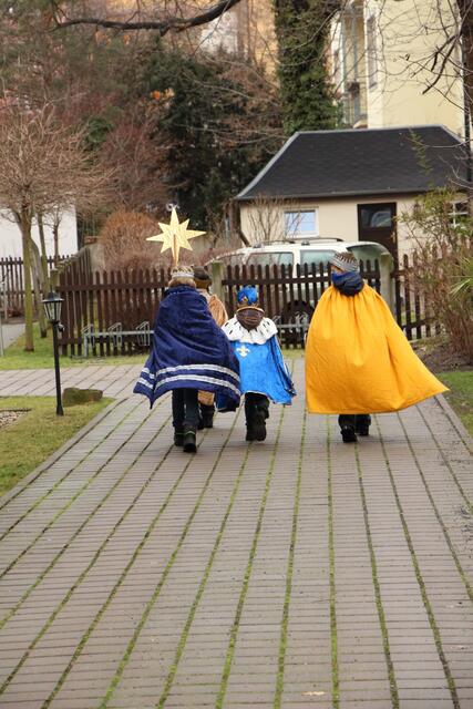 Sternsinger im Eiltempo unterwegs! Rund um den Jahreswechsel sind Kinder in den Gewändern der Heiligen Drei Könige unterwegs, bringen ihren traditionellen Segen und sammeln für Not leidende Gleichaltrige in aller Welt. Foto: Markus Kremser/ Kindermissionswerk