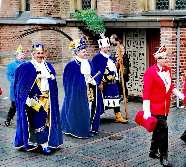 Das Brühler Dreigestirn, Prinz Benny |., Bauer Ralf und Jungfrau Alexia waren auch zugegen.  | Foto: Heike Löhrer