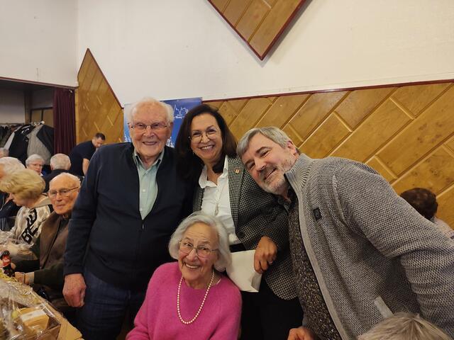 Theodor Rondorf (links) ist 1927 geboren und wurde als ältester Senior im Saal geehrt.   | Foto: Bracker