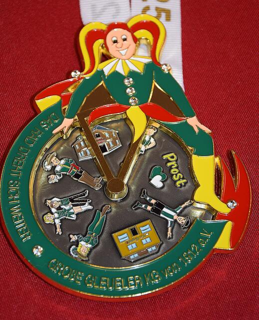 Große Gleueler KG von 1912 e. V.
Der "nachhaltige Orden" der Großen Gleueler ist eigentlich der Orden aus dem Jahr 2022. Da der Orden wegen der damals nur eingeschränkten karnevalistischen Aktivitäten noch in großen Mengen vorhanden war, stellte sich die Frage: warum entsorgen? Mit neuen Band ein neuer Anlauf. Das Rad in der Mitte lässt sich auf Motive der Gesellschaft drehen. | Foto: Martina Thiele-Effertz