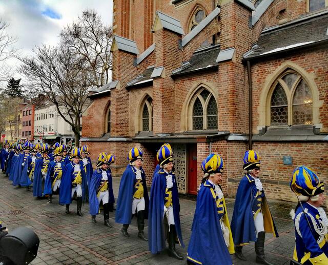 In Reih und Glied geht es Richtung Stadt-Mitte.  | Foto: Heike Löhrer
