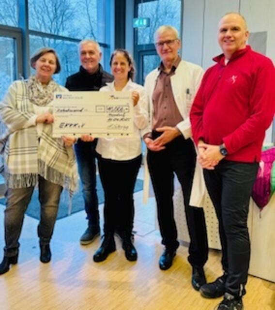 Neben Professor Dr. Horneff und Dr. Reinhard von der Kinderklinik sind von der EKKK die Vorstandsmitglieder Raffaela John-Anacher und Stefanie Wagner zu sehen | Foto: Irmi Schoring