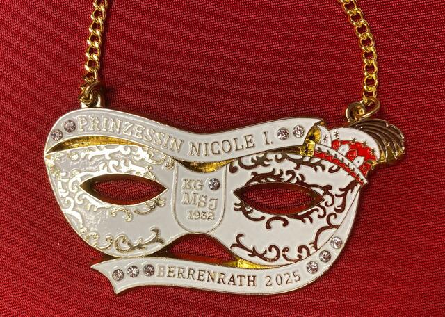 Prinzessin Nicole I. Hürth-Berrenrath
Der Orden von Nicole I. stellt eine venezianische Maske dar und hängt an einer goldenen Gliederkette. Die Zugehörigkeit zur KG "Mir sin jeck" steht dabei im Zentrum.  | Foto: Stephan Tiefenthal