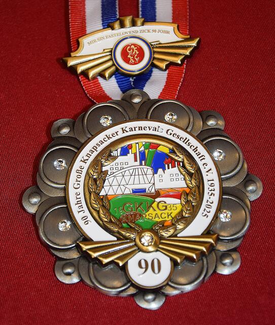 Große Knapsacker Karnevals-Gesellschaft e.V. von 1935
Zum 90. Jubiläum gibt es Gold und Silber. Das Vereinswappen mit den Knapsacker Wahrzeichen, wie insbesondere das Feierabendhaus, ist in der Mitte des Ordens abgebildet. Neben der Herrenversion ist in diesem Jahr erstmalig auch ein Damenorden entstanden. | Foto: Martina Thiele-Effertz
