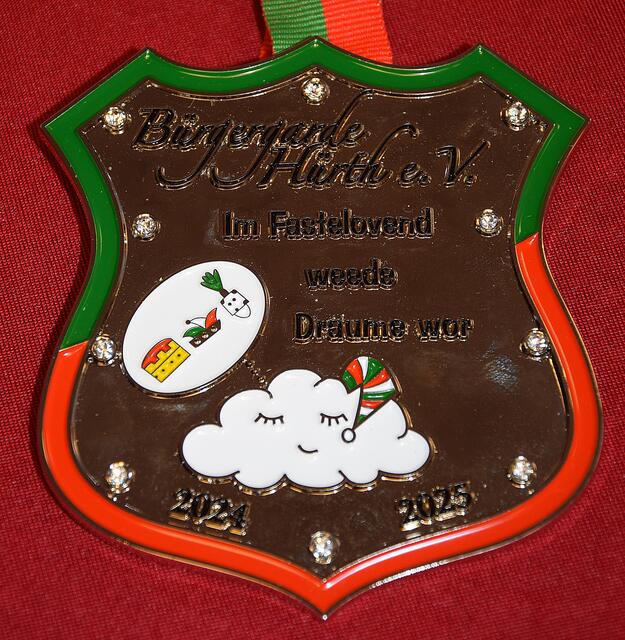Bürgergarde Hürth 2017 e.V.
Als klassisches Wappen geformt und mit den Vereinsfarben umrahmt, zeigt der Orden wie der Traum (Kinder)3Gestin zu werden sich erfüllt. | Foto: Martina Thiele-Effertz