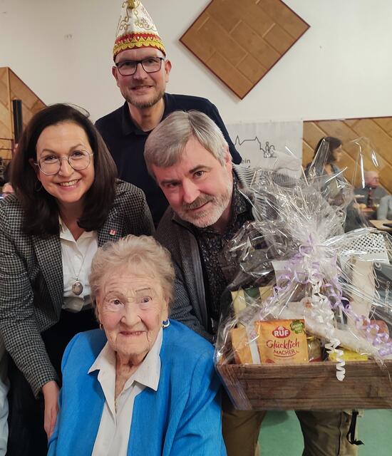 Die stellvertretende Bürgermeisterin Barbara Lülsdorf, Marko Götsch als Vorsitzender des Bürgervereins, Jens Babiak, Verein zur Förderung von Seniorinnen und Senioren gratulieren Anni Ludwig, die mit Geburtsjahrgang 1923 die älteste anwesende Seniorin war.  | Foto: Bracker